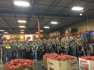 More than 400 employees volunteered for Kiewit Feeds KC.
