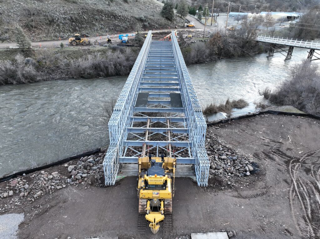 One of two 260-foot temporary bridgesbuilt for the project, this structure at the base of Iron Gate Dam in California allowed the team to move heavy equipment across the river more efficiently without relying on cranes.