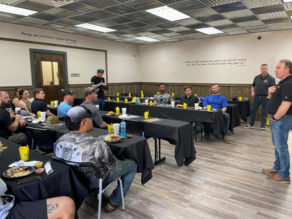El equipo de desarrollo de la mano de obra de Kiewit se reunió con los graduados del Centro de Capacitación de Trabajadores de Líneas del Sureste para establecer relaciones y reforzar la cartera de talento craft.