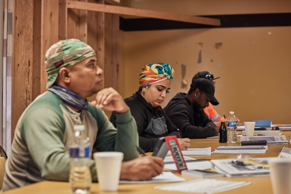 Los aprendices de electricidad de otro proyecto de energía de TIC están aumentando sus habilidades a través de una clase de capacitación eléctrica de AJDP en español. Muchos participantes en el programa han avanzado y se han movido a puestos de trabajo de Entergy desde otros proyectos de TIC. Es una oportunidad para aprender y llevar la nueva experiencia a la siguiente misión.