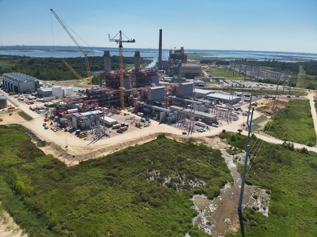La Central Eléctrica Avanzada del Condado de Orange (OCAPS) sigue tomando forma en Orange, Texas. Como parte del programa de energía avanzada de Entergy, el proyecto está ayudando a satisfacer la creciente demanda de energía limpia de la región, creando cerca de 7,000 puestos de trabajo durante su construcción e impulsando el crecimiento profesional a largo plazo.