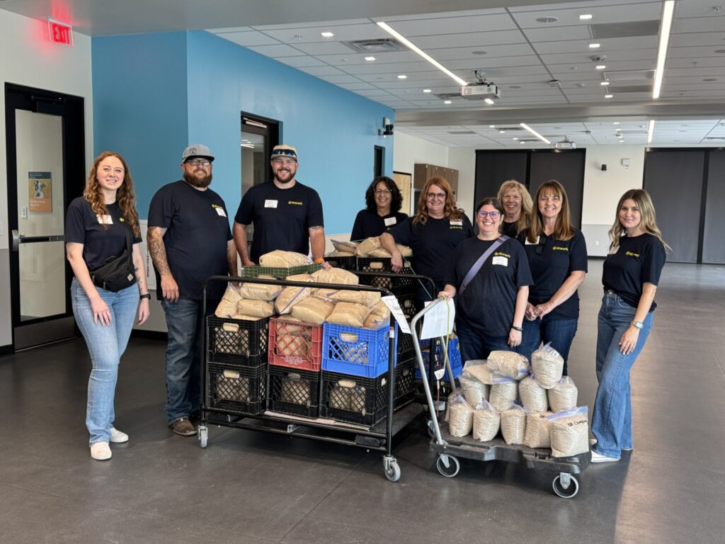 At the Arizona Humane Society, the Kiewit team bagged kitty litter for the organization’s community assistance program, which provides free food and supplies to help pet owners in need keep their pets healthy and at home.